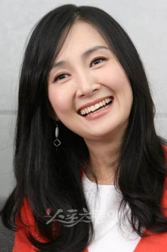 Chae Si Ra portrait